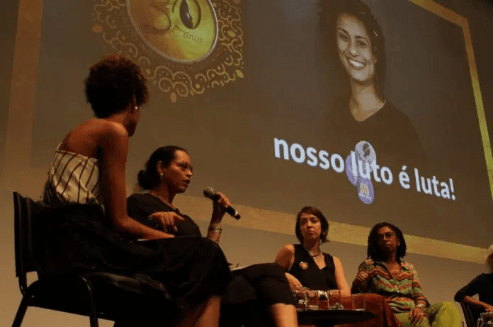 Stephanie Ribeiro, Neon Cunha e Jurema Werneck em debate Mulheres em luta – ontem e sempre do Geledes em 2018. Acervo Geledés